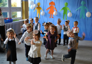 Grupa dzieci tańczy wspólnie.